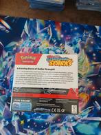 Surging sparks booster box, Hobby en Vrije tijd, Verzamelkaartspellen | Pokémon, Ophalen, Zo goed als nieuw, Boosterbox