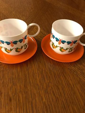 Vintage oranje speelgoed koffiesetje beschikbaar voor biedingen