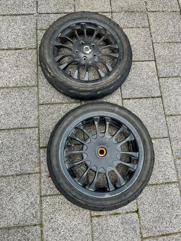 Vespa sprint velgen en band beschikbaar voor biedingen