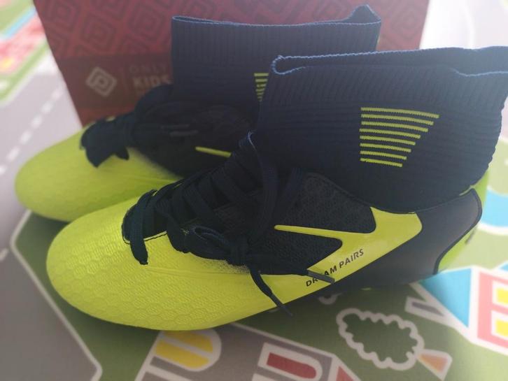 Nieuwe voetbalschoenen met veters - Maat 38, Sport en Fitness, Voetbal, Nieuw, Schoenen, Ophalen of Verzenden