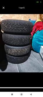 Pneus hiver uniroyal 195 65 r15 sur jantes (4 trous), Auto diversen, Autosport-onderdelen, Ophalen, Zo goed als nieuw