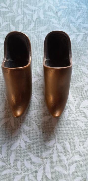 Klompen geel beschikbaar voor biedingen