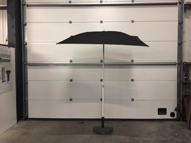 (55) Parasol half rond met parasolvoet, Tuin en Terras, Overige Tuin en Terras, Zo goed als nieuw, Ophalen