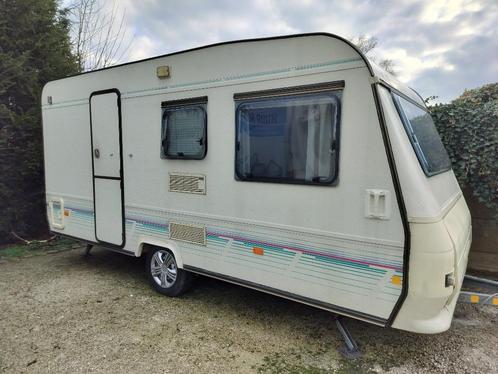 Caravan Adria, Caravans en Kamperen, Caravans, Particulier, tot en met 4, 750 - 1000 kg, Treinzit, Adria, Dwarsbed, 4 tot 5 meter