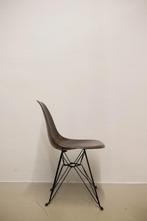 Charles and Ray Eames DSR Chair (Fiberglass, Bruin), Huis en Inrichting, Ophalen, Gebruikt, Bruin, Eén