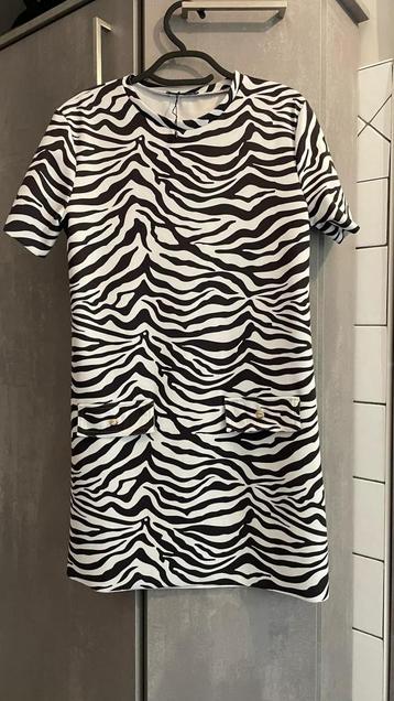 ROBE neuve Zara courte imprimée blanc noir S, Neuf, Enlèvement ou Envoi, Blanc, Zara