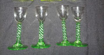 4 glaasjes uranium glas/ ouraline/ Blé d’or beschikbaar voor biedingen