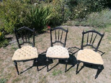 Drie antieke gecapitonneerde houten stoelen beschikbaar voor biedingen