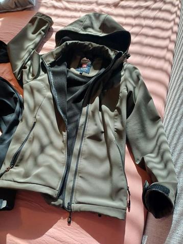 Twee fleece jasjes dames. beschikbaar voor biedingen