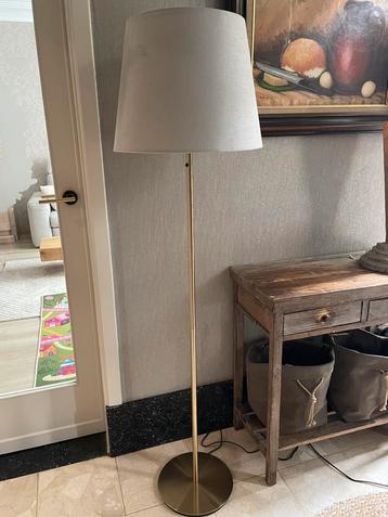 Mooie staanlamp met kap en schakelaar beschikbaar voor biedingen