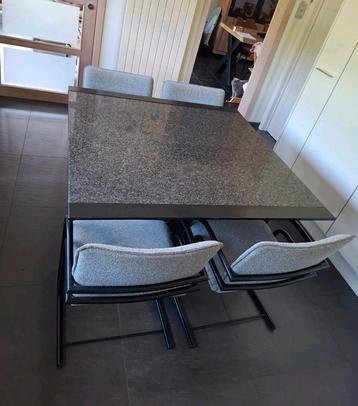 Eethoek met tafel en 4 stoelen  beschikbaar voor biedingen