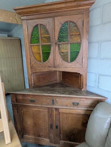 Vintage hoekkast beschikbaar voor biedingen