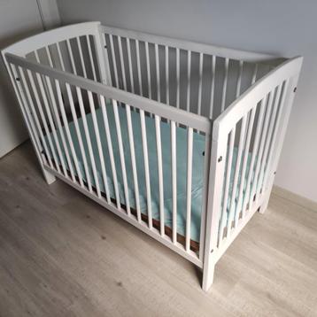Babybedje wit met matrasje  beschikbaar voor biedingen
