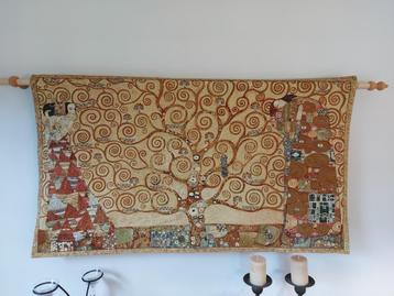 Tapisserie unique de 136 x 76 cm avec de nombreux détails disponible aux enchères