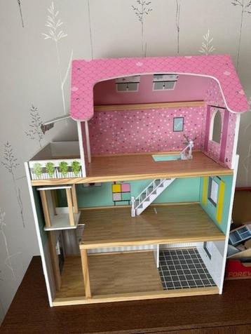 Mooi groot poppenhuis + popjes en meubeltjes in zeer goede s beschikbaar voor biedingen