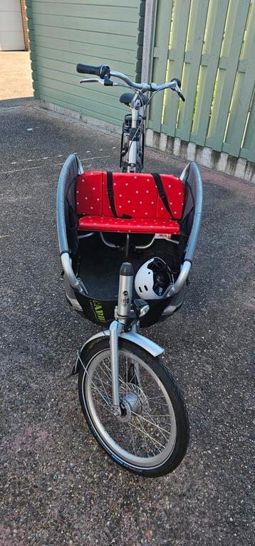 Bakfiets Gazelle met stevig rood wit bankje. En een helm beschikbaar voor biedingen