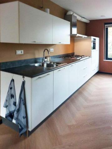 Duurzame rechte keuken 406 cm + 100 cm kast en Siemens ap.