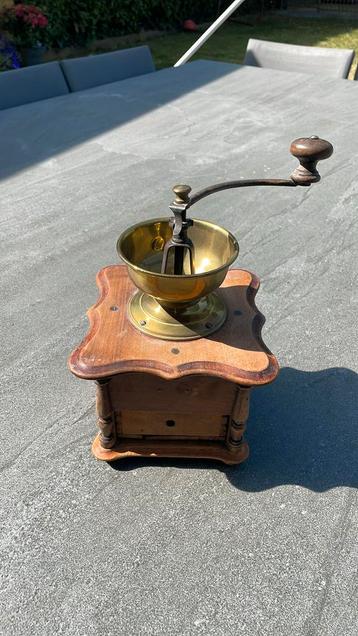 Oude koffie molen  beschikbaar voor biedingen