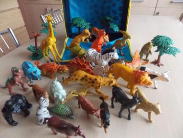 Koffer met dinosaurussen en andere dieren beschikbaar voor biedingen