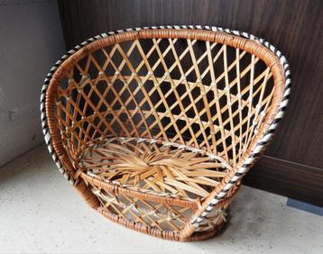 Vintage rieten poppen zetel beschikbaar voor biedingen