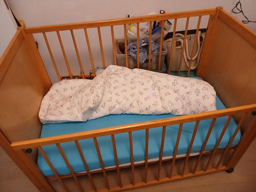 Babybed+wieltjes,verstelbare bodem,zijkant naar beneden, Kinderen en Baby's, Kinderkamer | Bedden, Zo goed als nieuw, Matras, Ophalen