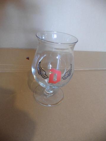 Duvel glas met vleugels beschikbaar voor biedingen