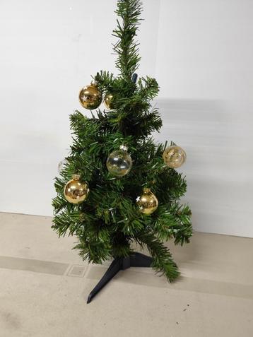 Kerstboom op voet van 50 cm met 8 kerstbollen. beschikbaar voor biedingen