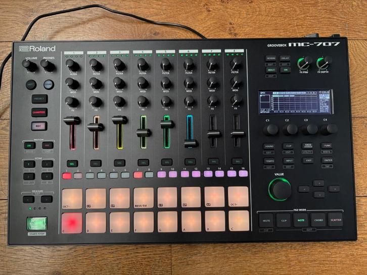 Roland MC-707, Muziek en Instrumenten, Synthesizers, Zo goed als nieuw, Roland, Ophalen of Verzenden