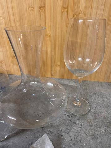 Carafe à decanter vin et 2 mega verres vin beschikbaar voor biedingen