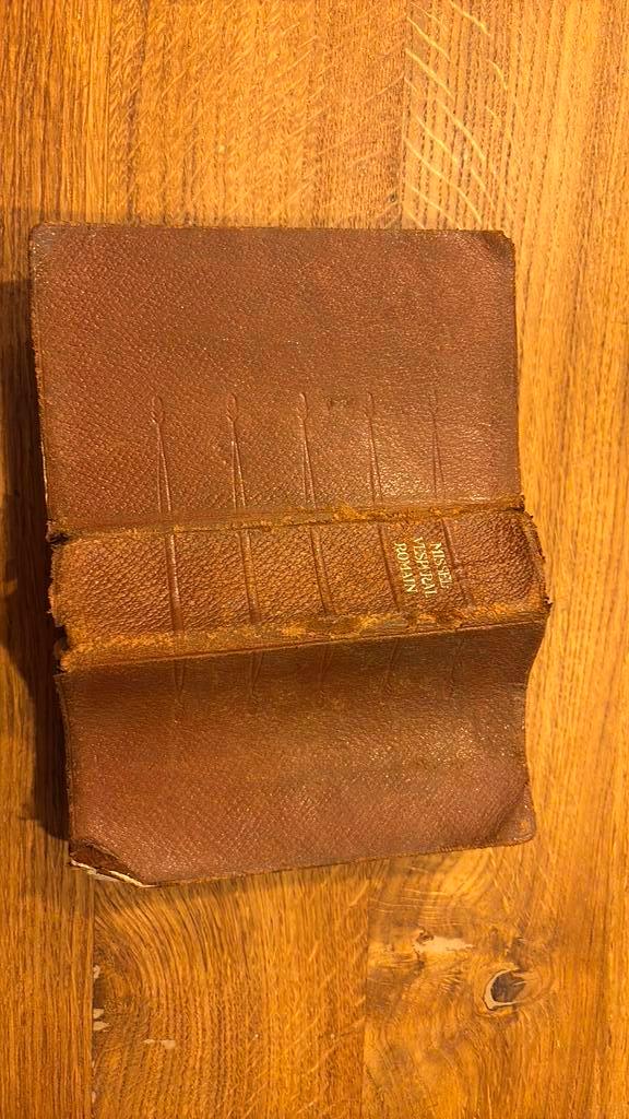 Dagelijks Romeins vespermisboek (doos45), Bijoux, Sacs & Beauté, Porte-monnaie & Portefeuilles, Utilisé, Enlèvement ou Envoi