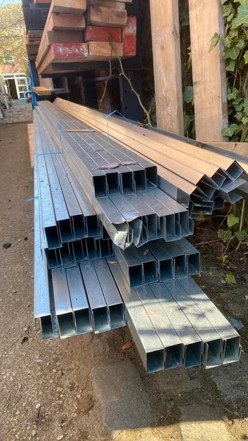 Metal stud beschikbaar voor biedingen