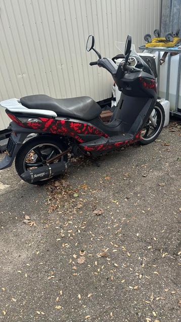 Motor scooter beschikbaar voor biedingen
