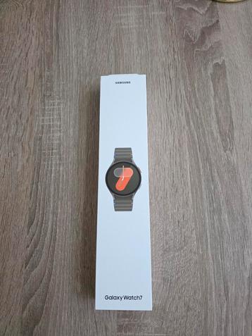 Samsung Galaxy Watch 7 gloednieuw  beschikbaar voor biedingen