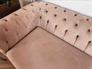 zandkleurige fluwelen bank met een Chesterfield-achtig look beschikbaar voor biedingen