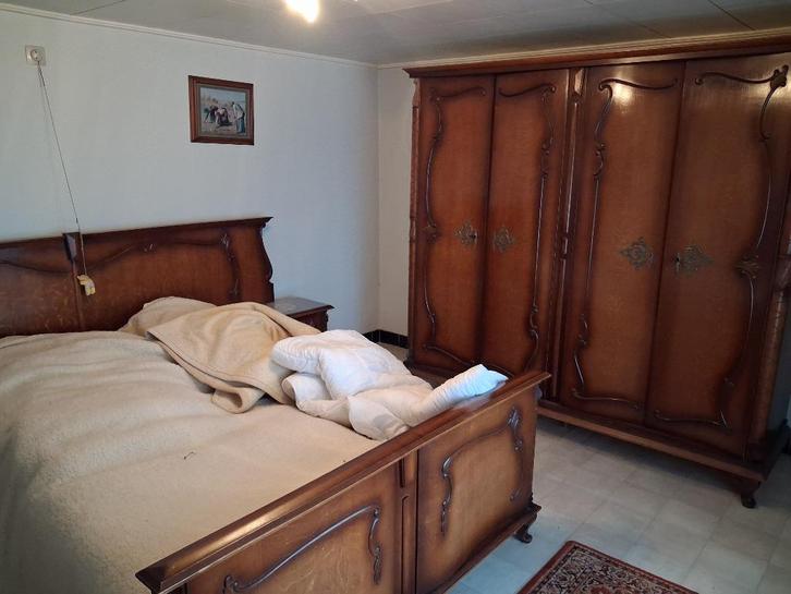 Slaapkamer bed, kast, comode en 2 stoelen. GRATIS, Huis en Inrichting, Slaapkamer | Complete slaapkamers, Ophalen