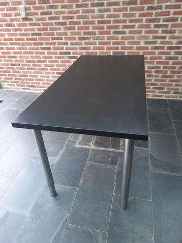 Tafel met 4 in hoogte verstelbare poten. IKEA. beschikbaar voor biedingen