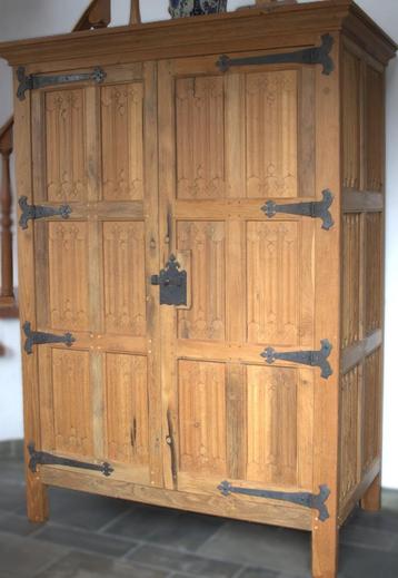 Gotische kast beschikbaar voor biedingen