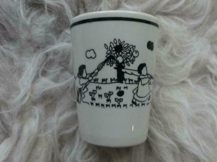 Klein lepelvaasje met kinderen, paraplu's, appelboom, Antiek en Kunst, Curiosa en Brocante, Ophalen of Verzenden