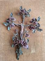 heel oud kruis met bloemen, Enlèvement