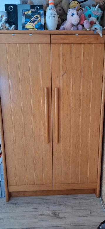 Armoire en bois beschikbaar voor biedingen