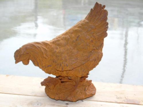 Mooie kip die pikt in roestig gepatineerd gietijzer..., Tuin en Terras, Tuinwanddecoratie, Nieuw, Ophalen