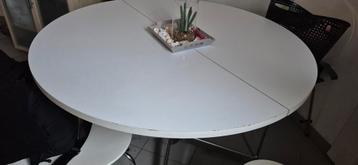 Ronde witte uitschuifbare  tafel met 4 stoelen beschikbaar voor biedingen