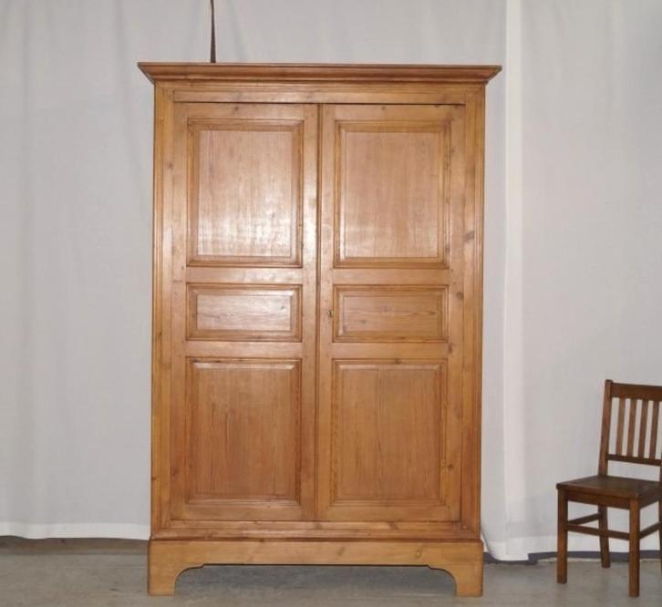 Hoge antieke landelijke kleerkast in pitchpine H 231 B 157, Antiek en Kunst, Antiek | Meubels | Kasten, Ophalen