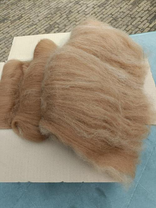 Gekaarde alpaca wol 18 micron spinnen vilten 100 gram €15,=, Hobby en Vrije tijd, Spinnewielen en Spinnen, Nieuw, Ophalen of Verzenden
