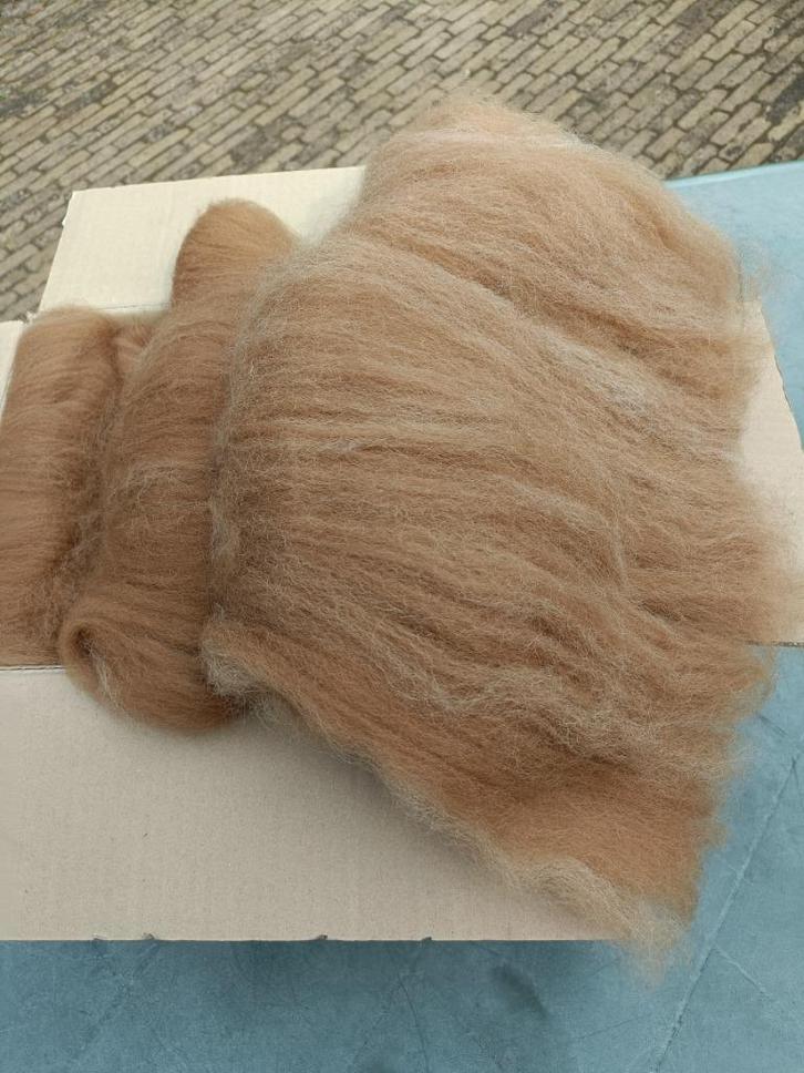 Gekaarde alpaca wol 18 micron spinnen vilten 100 gram €15,=, Hobby en Vrije tijd, Spinnewielen en Spinnen, Nieuw, Ophalen of Verzenden