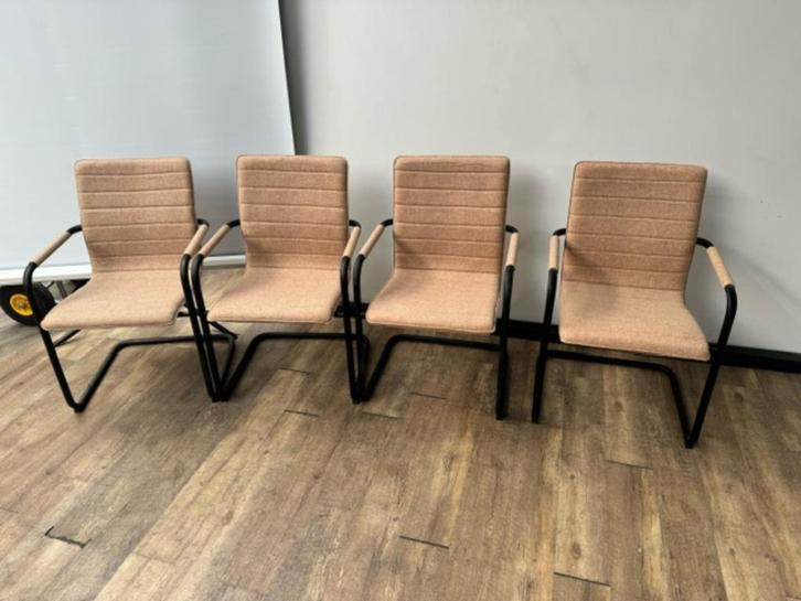 Vergaderstoel wolvilt (Oranje), Hobby en Vrije tijd, Vilt, Wolvilt, Ophalen of Verzenden