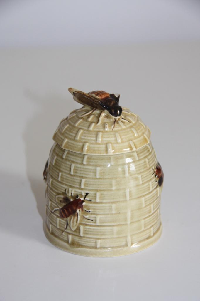 Honingpotje in korf vorm met gebroken bij vleugel, Antiek en Kunst, Antiek | Keramiek en Aardewerk, Ophalen of Verzenden