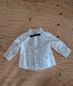 Speels wit hemdje met strikje - Maat 68, Kinderen en Baby's, Babykleding | Maat 68, Ophalen of Verzenden, Zo goed als nieuw, Overhemdje of Bloesje