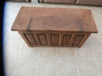Ancien coffre qui peut aussi servir comme table de salon beschikbaar voor biedingen