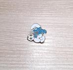 PIN - SMURF - DE SMURFEN - SCHTROUMPF - VOETBAL - FOOTBALL, Verzamelen, Verzenden, Gebruikt, Figuurtje, Speldje of Pin
